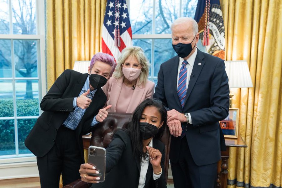 Präsident Biden und First Lady Jill Biden posieren für ein Selfie mit Megan Rapinoe und Margaret Purce im Oval Office