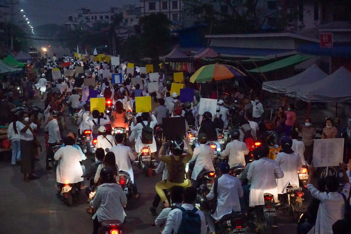 nslwin's tweet photo. Dawn Protest, Medical Family, Mandalay 

#WhatsHappeningInMyanmar #Mar25Coup #MilkTeaAlliance https://t.co/gN1Bk7lGcg