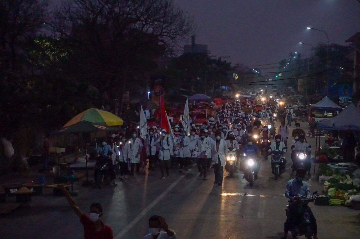 nslwin's tweet photo. Dawn Protest, Medical Family, Mandalay 

#WhatsHappeningInMyanmar #Mar25Coup #MilkTeaAlliance https://t.co/gN1Bk7lGcg