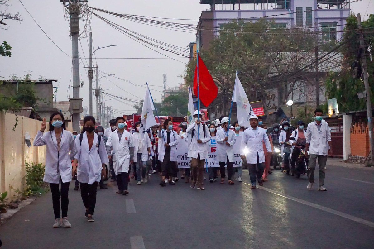 nslwin's tweet photo. Dawn Protest, Medical Family, Mandalay 

#WhatsHappeningInMyanmar #Mar25Coup #MilkTeaAlliance https://t.co/gN1Bk7lGcg