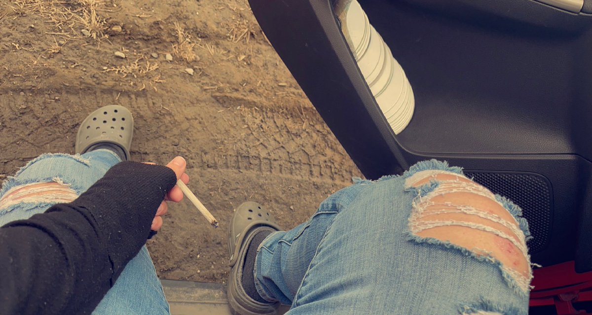 Samantha12Sue's tweet photo. If you ain’t crocin’, you ain’t rockin’🤘🏼 #crocs #shoes #HolyShoes #smoke #toke #joint #legal #outside #RippedJeans #ModifiedGrapes #OldSchool #CDs #420 #lit #Stoned2TheBone #Mmemberville https://t.co/JCTJ9Ge3in