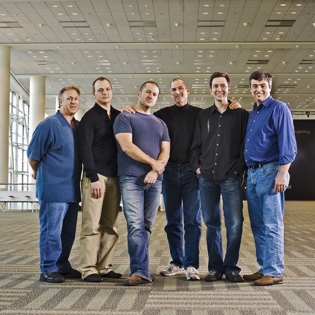 massiot's tweet photo. de gauche à droite, #PhilSchiller (devenu Apple Fellow), #TonyFadell (« père » de l'iPod et créateur de Nest), #JonyIve (parti dessiner ailleurs), #SteveJobs, #ScottForstall et l'indéboulonnable #EddyCue en charge des contenus. https://t.co/Hhkq7xdu0r