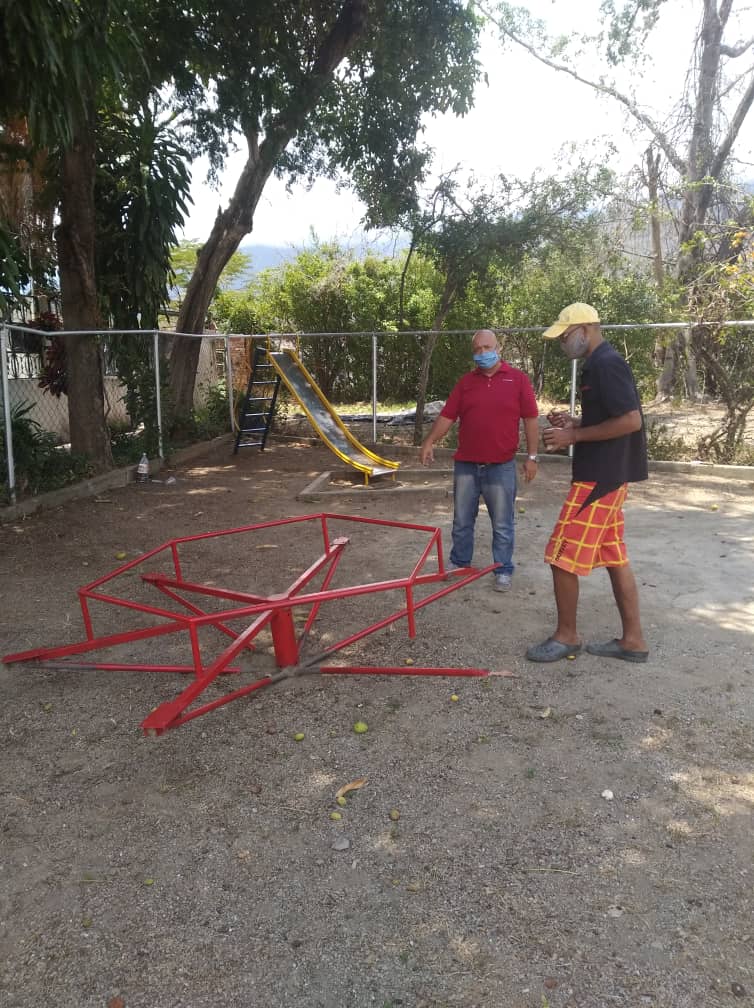 MsvPlaza's tweet photo. #24Mar Cumpliendo con los trabajos comunitarios en el territorio brigadista del @MsvPlaza realizan mantenimiento al parque "Oropeza Castillo" zona 2 con ayuda del Voc. De Deporte @MovSomosVe @SomosvMiranda @MervinMaldonad0 @luiscarPSUV @HectoRodriguez @NicolasMaduro https://t.co/Tcs4KCDK7U