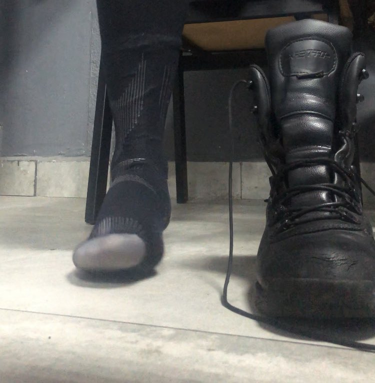 FindomMagnus's tweet photo. 14 horas de serviço. Quem vem cuidar do pé e do coturno do macho?

#footfetısh #footslave #moneyslave #paypig #slavepay #dickslave #suckslave #picpay #findom #cashslave #cashmaster #humanatm #trample #trampling #piss #pissfetish #pissonmouth https://t.co/ohTWqcUoVM