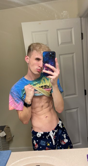 Got my hair redone but it&rsquo;s okay if your eyes wander 🤪 https://t.co/CvIiE9dbtA<a href="/tag/helixbeachbums"class="tags"><span>#helixbeachbums</span></a>