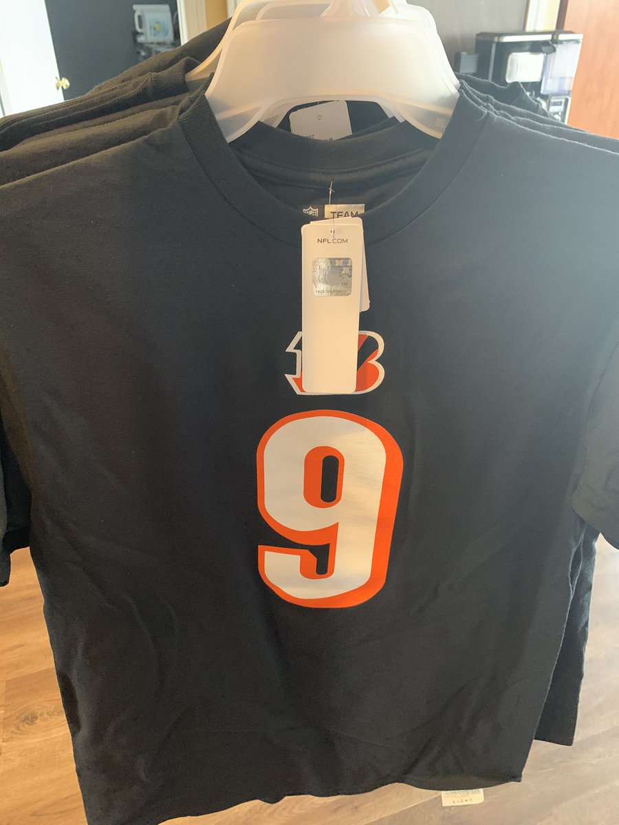 thebengalorian's tweet image. I bought like 20 of these so who wants one? Like and share and I’ll pick a winner on Saturday! #Whodey #Bengals #NewStripes #Giveaway #Freebie #Cincinnati
