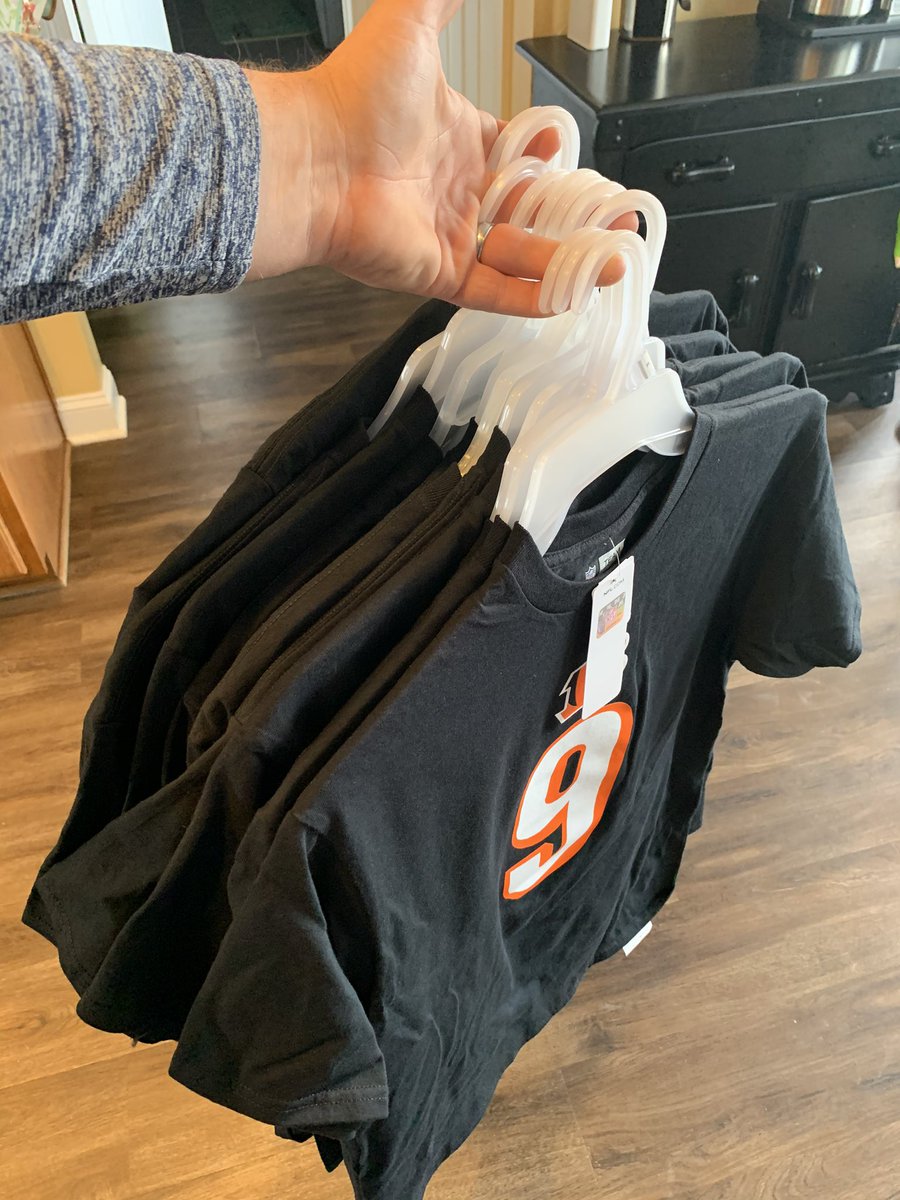 thebengalorian's tweet image. I bought like 20 of these so who wants one? Like and share and I’ll pick a winner on Saturday! #Whodey #Bengals #NewStripes #Giveaway #Freebie #Cincinnati