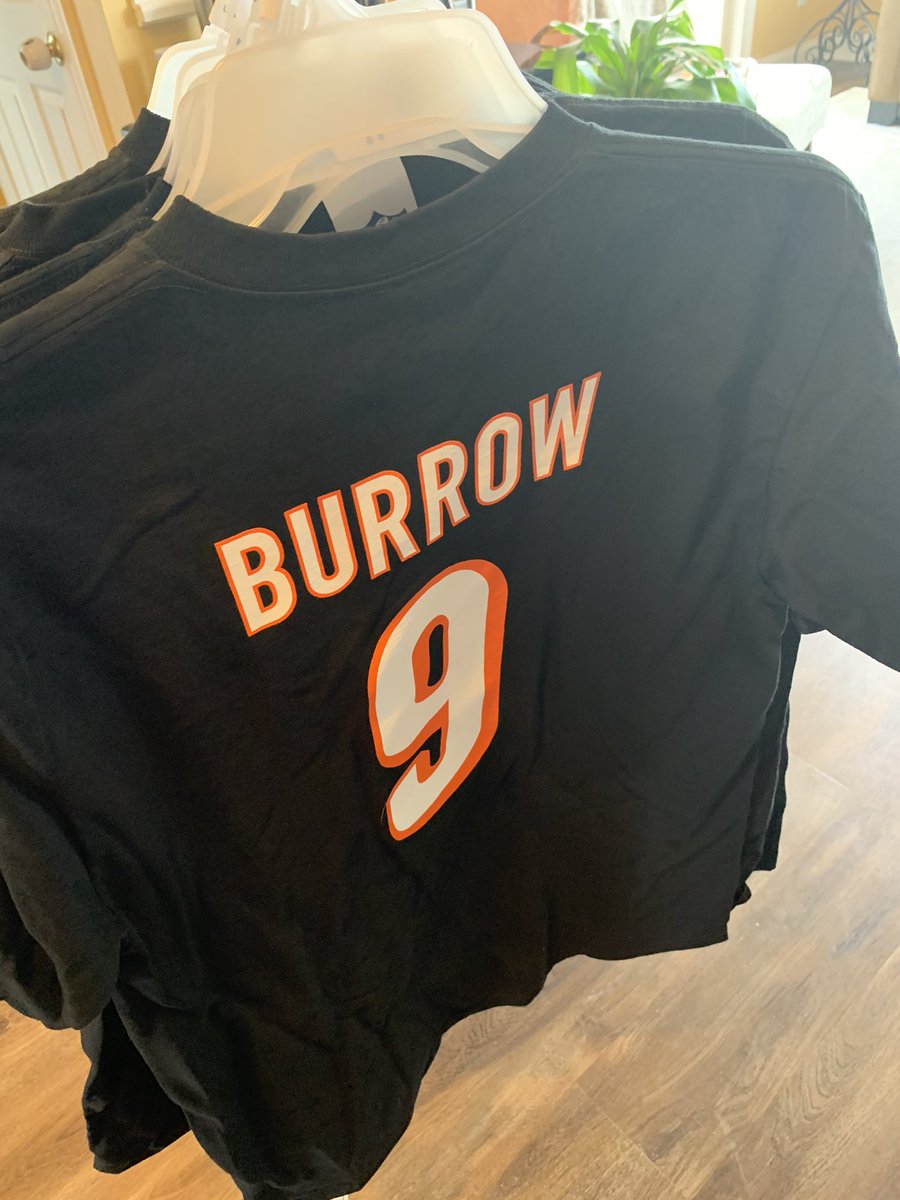 thebengalorian's tweet image. I bought like 20 of these so who wants one? Like and share and I’ll pick a winner on Saturday! #Whodey #Bengals #NewStripes #Giveaway #Freebie #Cincinnati