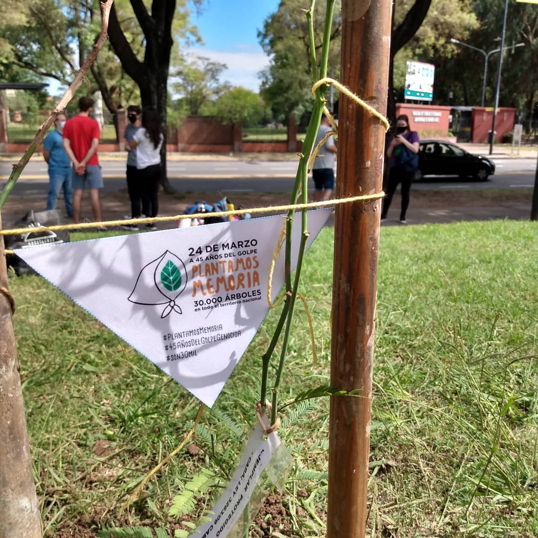 juanp_fuhrmann's tweet photo. Hoy #PlantamosMemoria enfrente de la facultad de Veterinaria de la UBA https://t.co/FYHBwLedXb