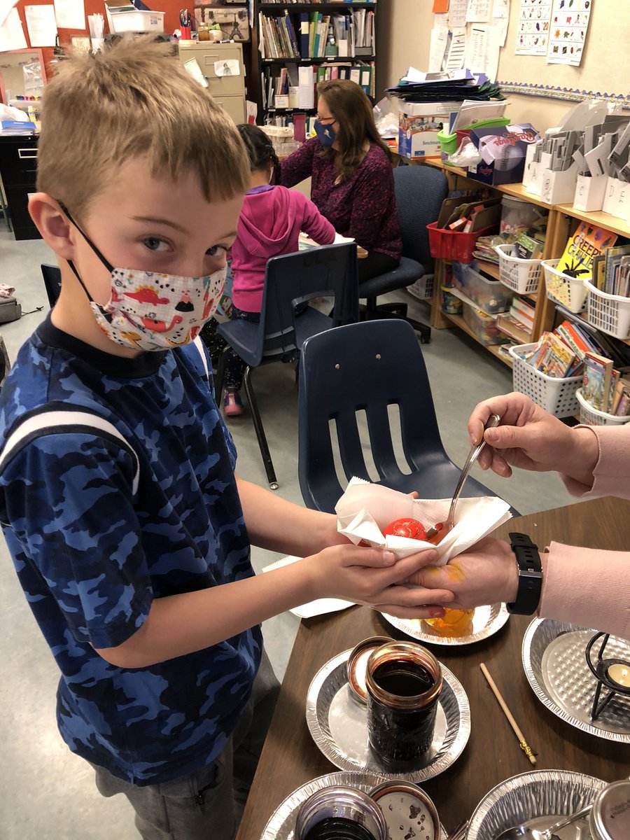 Learning about the Ukrainian people near Saskatoon - what better way to bring that together with Easter and Ukrainian Easter egg making? Great work in grade 2! @CCSD_edu