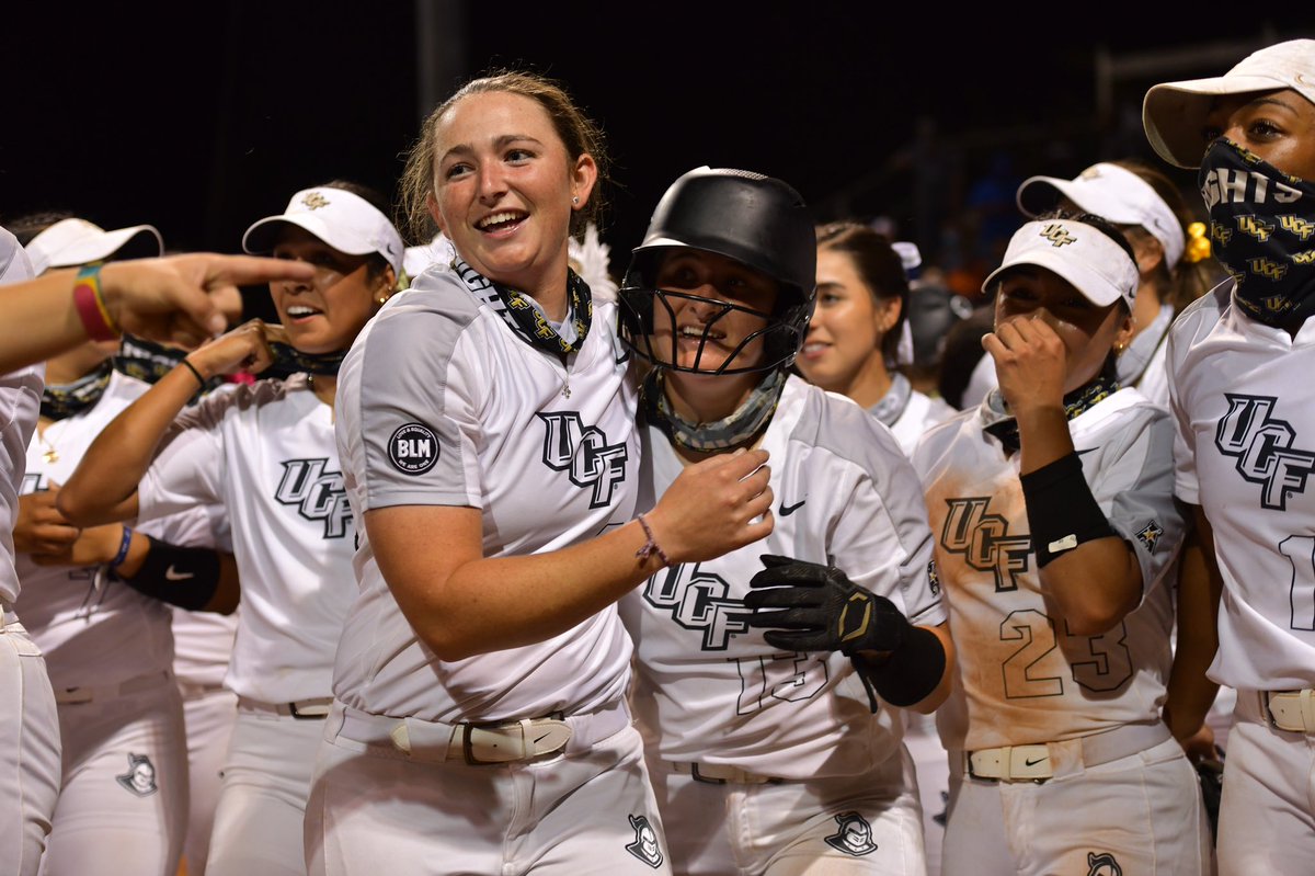 UCF_Softball's tweet photo. If this doesn’t give you goosebumps, check your pulse. #ChargeOn https://t.co/DY3GDrhyQf