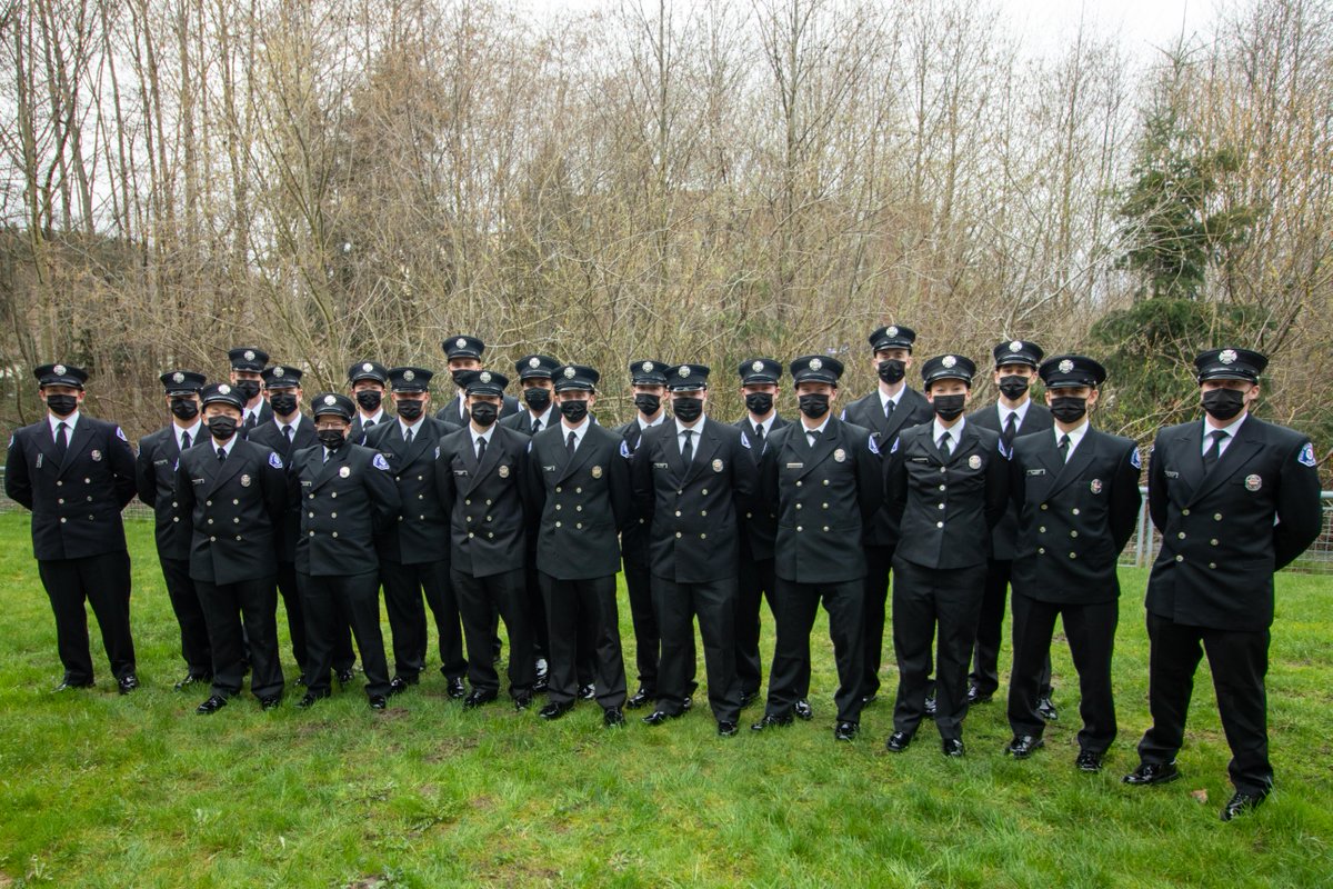 SeattleFire's tweet photo. Today, we officially welcomed 21 new members to the Seattle Fire Department! These firefighters successfully completed a 15.5 week recruit academy followed by a one-year probation. Now they're #HereToServe the Seattle community!
#RC112 https://t.co/bVI12HeMMg