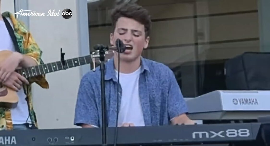 News_idolJunkie's tweet photo. I could see this being true about him being an asshole. He’s so cocky in his #TikTok videos and he totally lied about using a mic before. He was in a band. Of course he used a mic. Why lie? #bensonboone #AmericanIdol #idol #idolonabc #sing https://t.co/NB5G4lIyHS