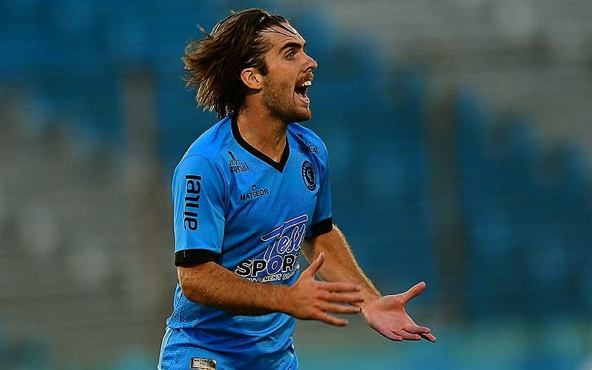 gbgfootball's tweet photo. Abrazo de G⚽L!!! 
📰 Guille May fue el responsable de convertir el único tanto con el que Cerro Largo venció a Cerro en condición de visitante por la fecha 14 del Torneo Clausura 2020. #GBGplayer @guille_may @CerroLargoFc https://t.co/xSQ4dZostK
