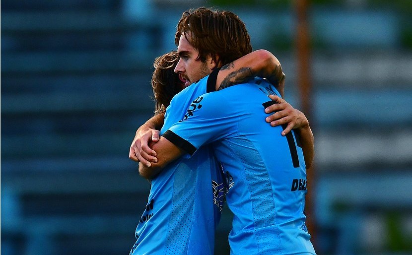 gbgfootball's tweet photo. Abrazo de G⚽L!!! 
📰 Guille May fue el responsable de convertir el único tanto con el que Cerro Largo venció a Cerro en condición de visitante por la fecha 14 del Torneo Clausura 2020. #GBGplayer @guille_may @CerroLargoFc https://t.co/xSQ4dZostK
