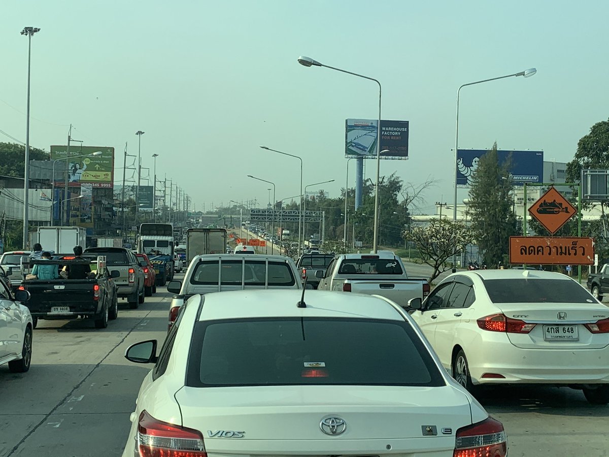 chsisuda's tweet photo. ถนนสุขุมวิท ผ่านนิคมแหลมฉบัง งานสร้างสะพานข้ามแยก รถติดหนักหนา ติดทุกวัน @js100radio https://t.co/g7eJEcVIZY