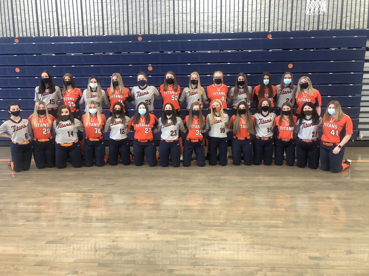BMHSTitanSB's tweet photo. Your 2021-2022 BMHS softball team! 🧡💙⚡️ https://t.co/5glfqmiC8x
