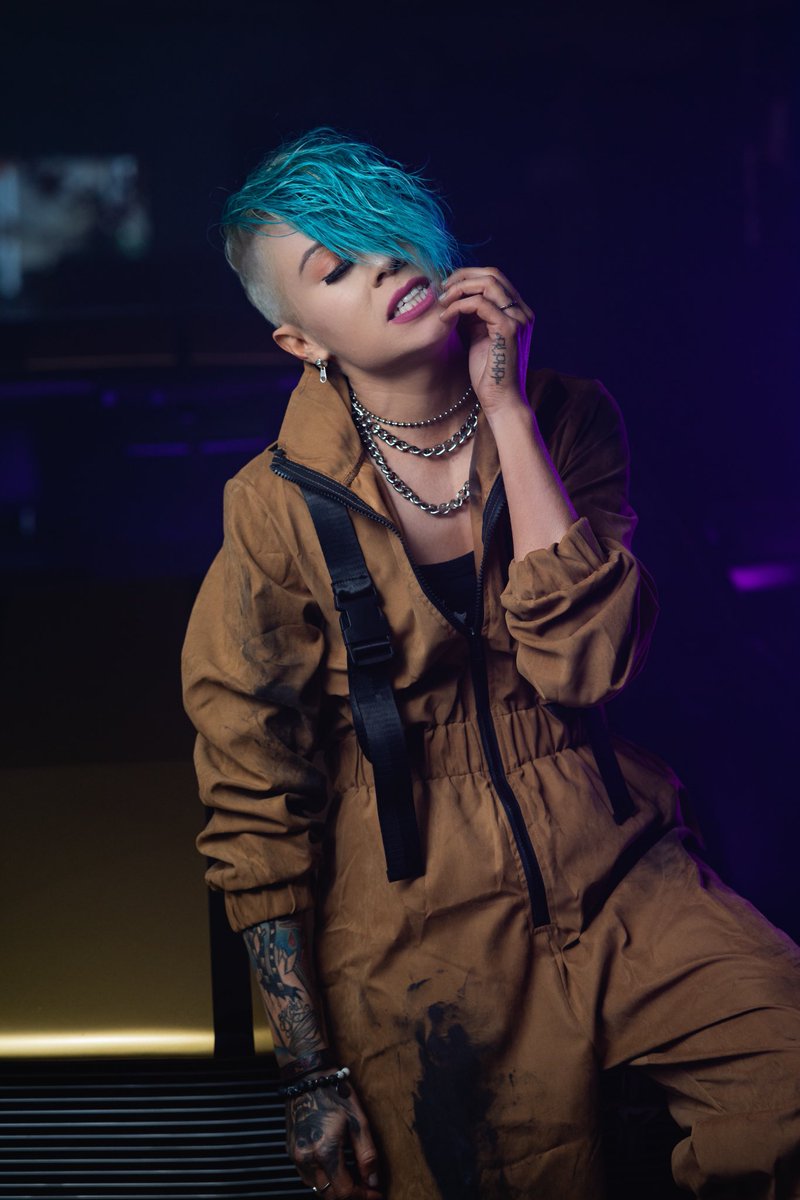 Friendly reminder that the “No Top” video drops this Friday 😬😬