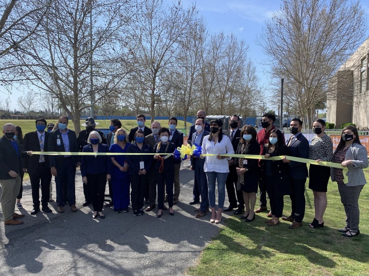 criscamacho__'s tweet photo. CSU Bakersfield Vaccination Hub ribbon cutting. Grand opening will be Friday, March 26. This Hub will be open 7 days a week from 8am-6pm for the next thirteen weeks. Schedule your appointment TODAY at https://t.co/KIvK6xSl9P. #covidvaccine #csub #togetherwecanslowthespread https://t.co/9E4bw8UkGA