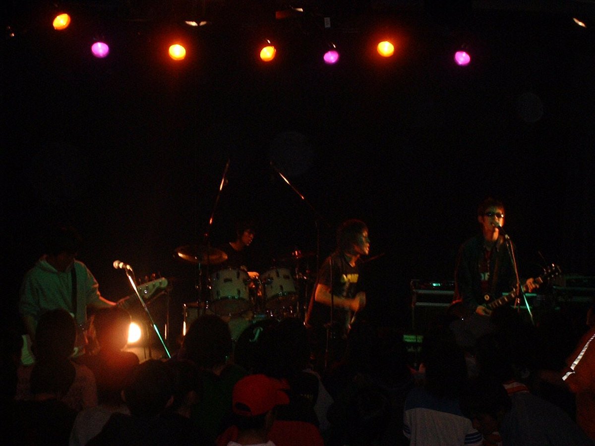 nemagakki's tweet photo. THE SKULL CHESS(ザ スカルチェス)
2002年 高校2年生
東里明斗 Vocal
難波良 Guitar
徳山長嗣 Bass
長浜元典 Drums
宮良孔明 Guitar
牧志信克 Bass

酸欠ナイト弍(アトリエ游) 2002.03.03
ArtyCrew3(キャデック) 2002.03.10 https://t.co/1jZLqBZ3Ml