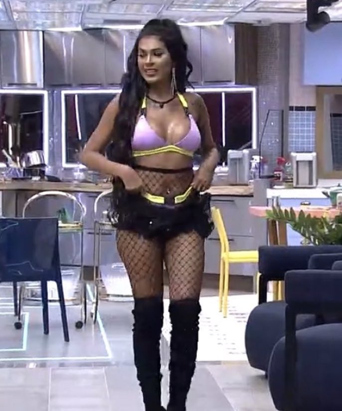 Pocah's tweet photo. ELA AMARIA CONHECER >>> ELA https://t.co/dwhVLIQY1q