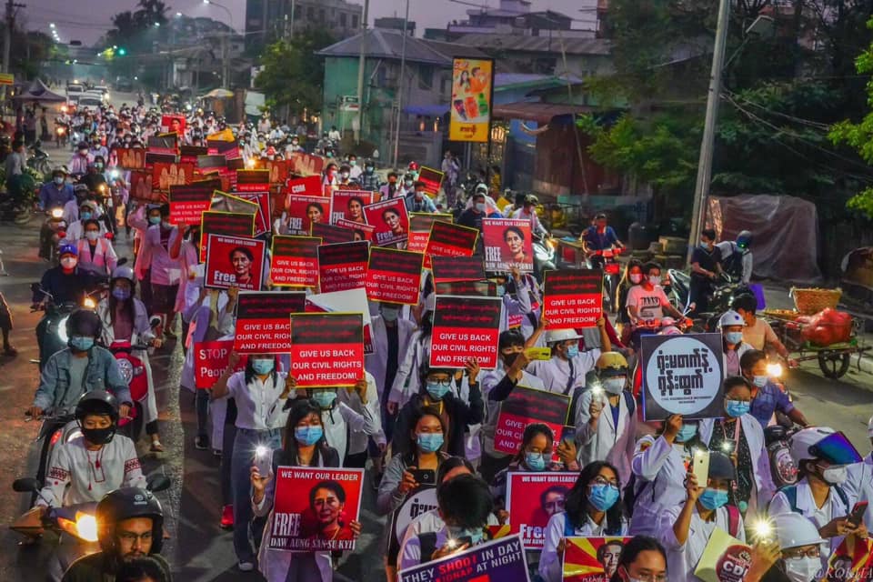 YKyiwin's tweet photo. Mandalay: Civilians kick out another day of anti-coup demonstrations at dawn. 

#WhatsHappeninglnMyanmar
#mar25coup https://t.co/BO6FqiN44f