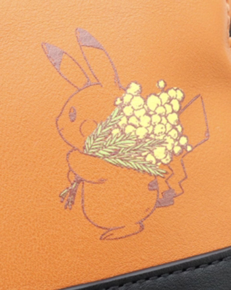 静 入稿データ作成が一番楽しい ミモザピカチュウの何が可愛いって あまりメインイラストにしない横顔と腕いっぱいに抱えたミモザそしてシルバーの額縁と爽やか水色に黄色の光沢が入ったリボン 色抜きピカチュウにした時に差し色を増やすためにミモザの量