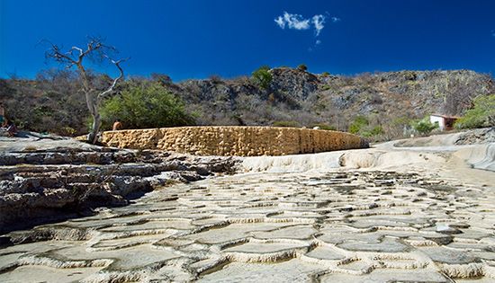 mexdesconocido's tweet photo. Este balneario natural es uno de los atractivos de Oaxaca más populares. Hoy se anunció el cierre de Hierve el Agua. Te contamos lo sabemos al respecto. https://t.co/37IXXa5guo https://t.co/OGtxWCMrtk