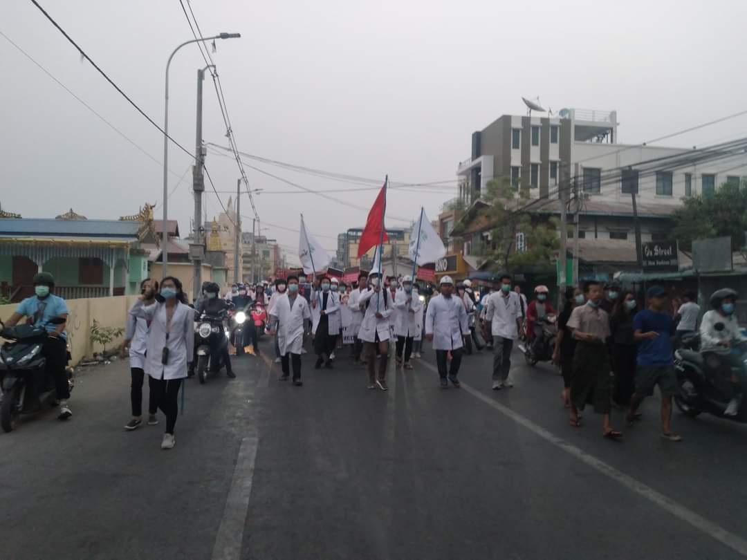 YKyiwin's tweet photo. Mandalay: Civilians kick out another day of anti-coup demonstrations at dawn. 

#WhatsHappeninglnMyanmar
#mar25coup https://t.co/BO6FqiN44f