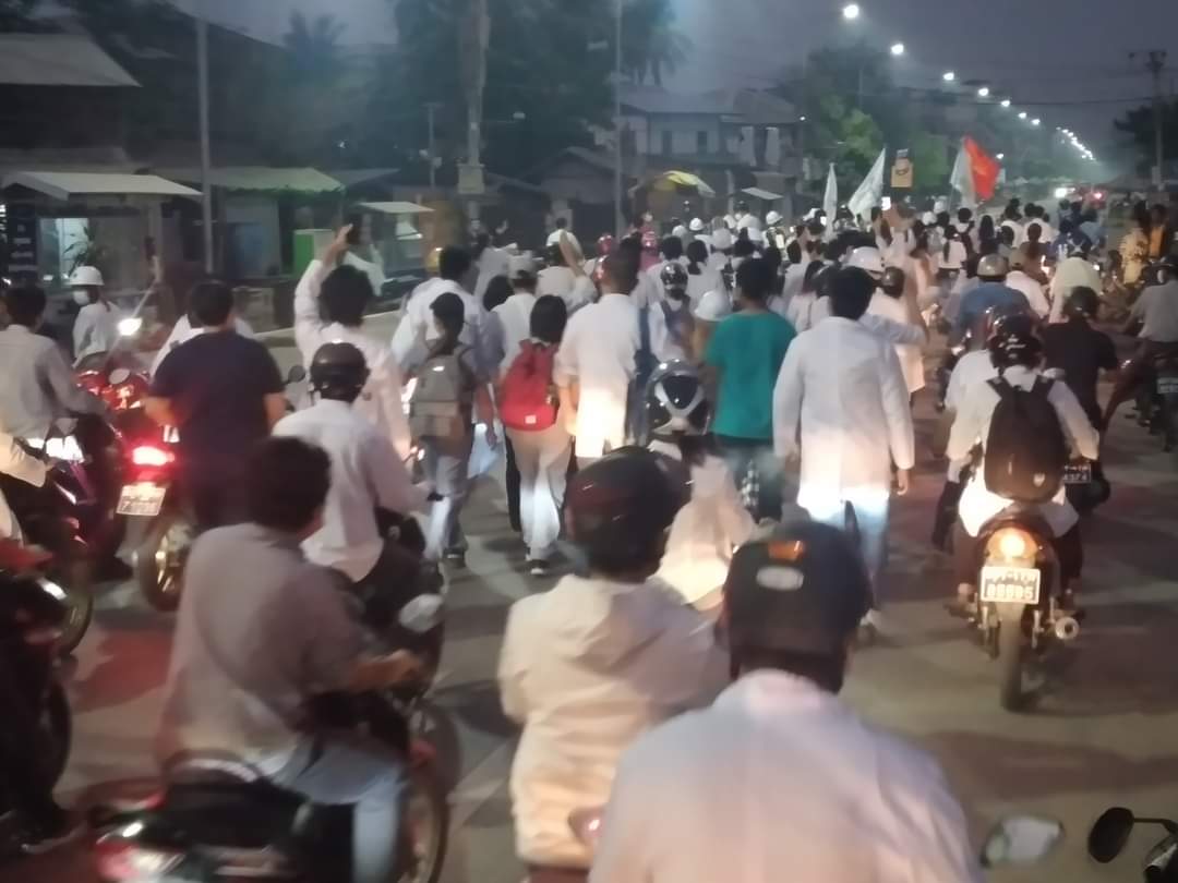 YKyiwin's tweet photo. Mandalay: Civilians kick out another day of anti-coup demonstrations at dawn. 

#WhatsHappeninglnMyanmar
#mar25coup https://t.co/BO6FqiN44f