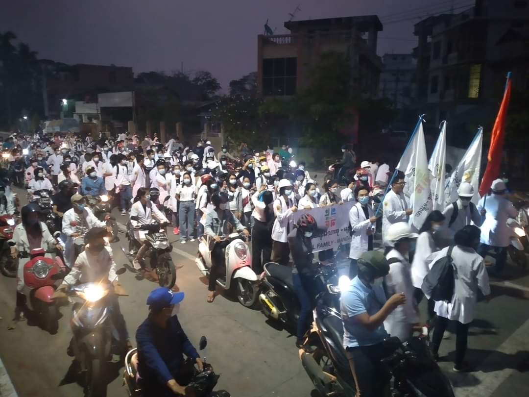 YKyiwin's tweet photo. Mandalay: Civilians kick out another day of anti-coup demonstrations at dawn. 

#WhatsHappeninglnMyanmar
#mar25coup https://t.co/BO6FqiN44f