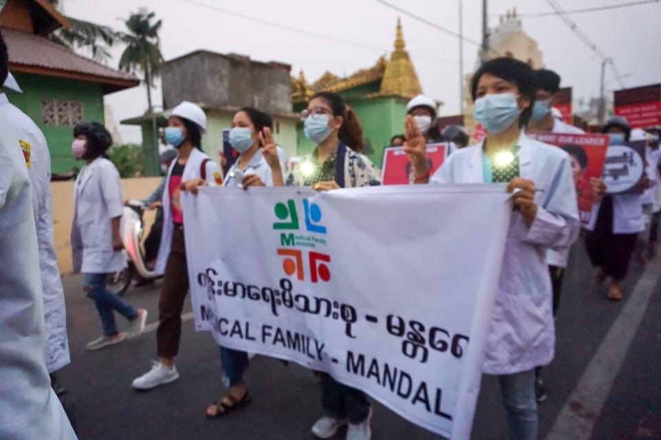eth_ei's tweet photo. They are working hard before dawn to avoid military brutal cracking down....Respect 👍🏻👏✊ 25.03.2021 #WhatsHappeninglnMyanmar #RejectMyanmarMilitaryCoup #Mandalay https://t.co/BB1lL4bB03