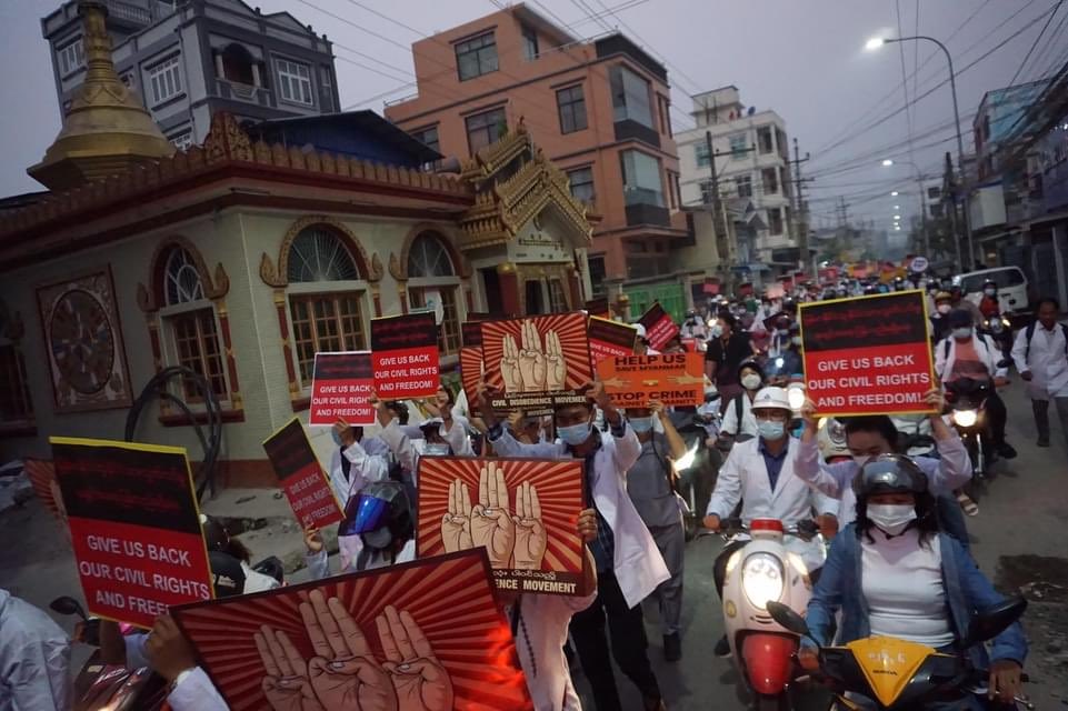 eth_ei's tweet photo. They are working hard before dawn to avoid military brutal cracking down....Respect 👍🏻👏✊ 25.03.2021 #WhatsHappeninglnMyanmar #RejectMyanmarMilitaryCoup #Mandalay https://t.co/BB1lL4bB03