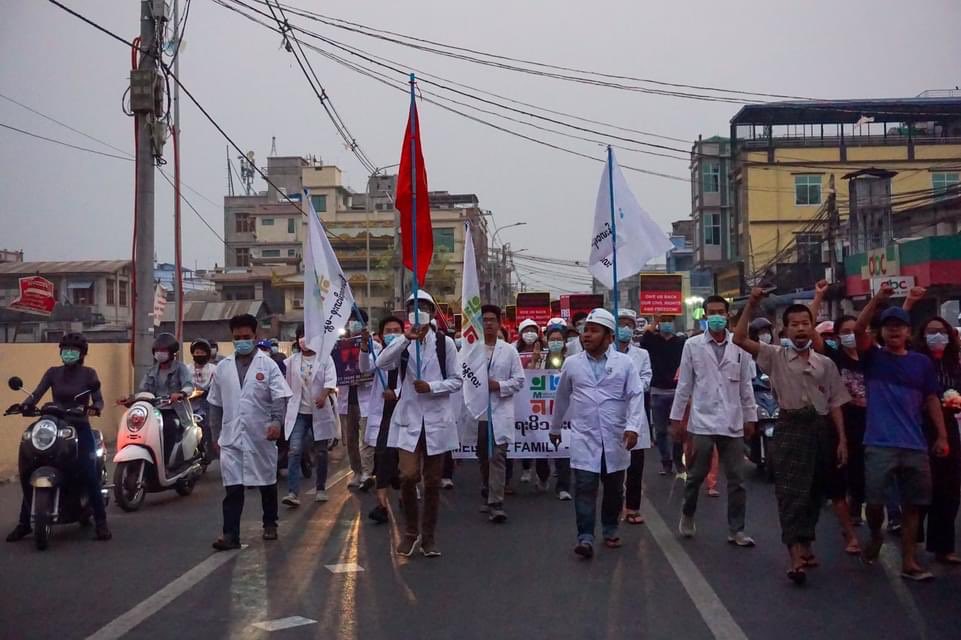 eth_ei's tweet photo. They are working hard before dawn to avoid military brutal cracking down....Respect 👍🏻👏✊ 25.03.2021 #WhatsHappeninglnMyanmar #RejectMyanmarMilitaryCoup #Mandalay https://t.co/BB1lL4bB03