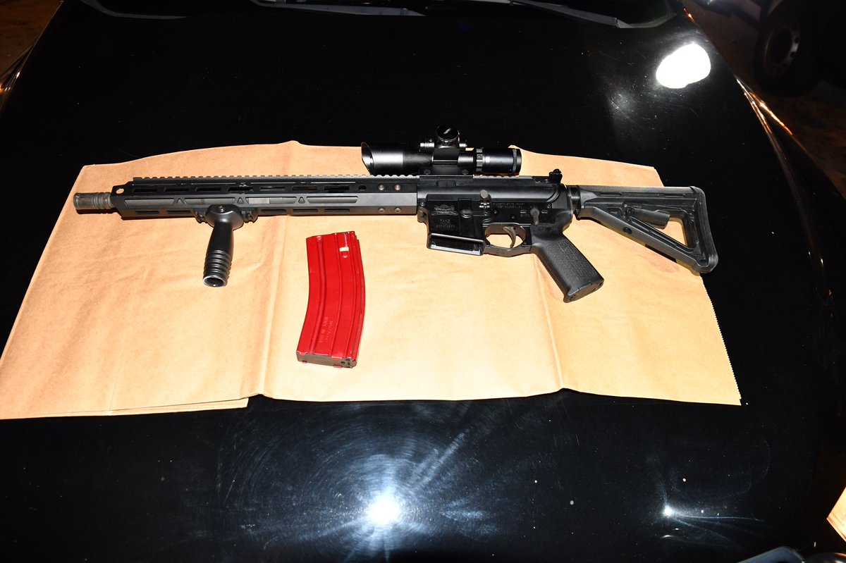 MiamiBeachPD's tweet photo. ARRESTED: 23-year-old Randall Dijon Lee was arrested Tuesday morning after threatening a valet attendant with a firearm. Dijon Lee refused to pay for valet services and instead displayed the firearm to get his keys. He was quickly located and arrested. #MBPDprotecting https://t.co/KtoFH1Zewz