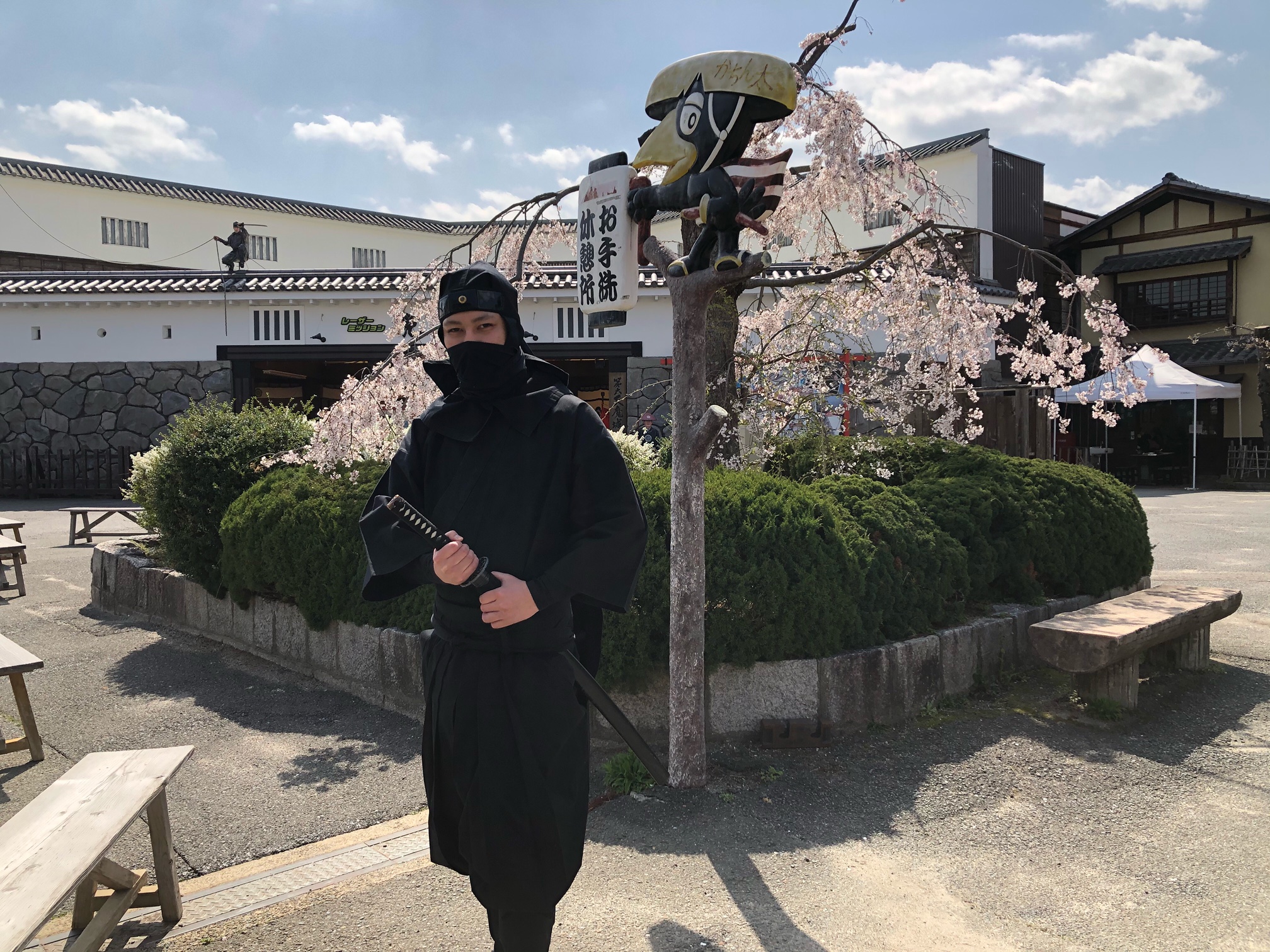 東映太秦映画村 Toei Kyoto Studio Park 時代劇扮装の館です 桜の前だと一段と忍者姿が映えますね ニンニン とっても似合っておられました ๑ Gt Lt ๑ 遠くにも忍者が横断しております 笑笑 映画村 時代劇扮装の館 忍者 T Co