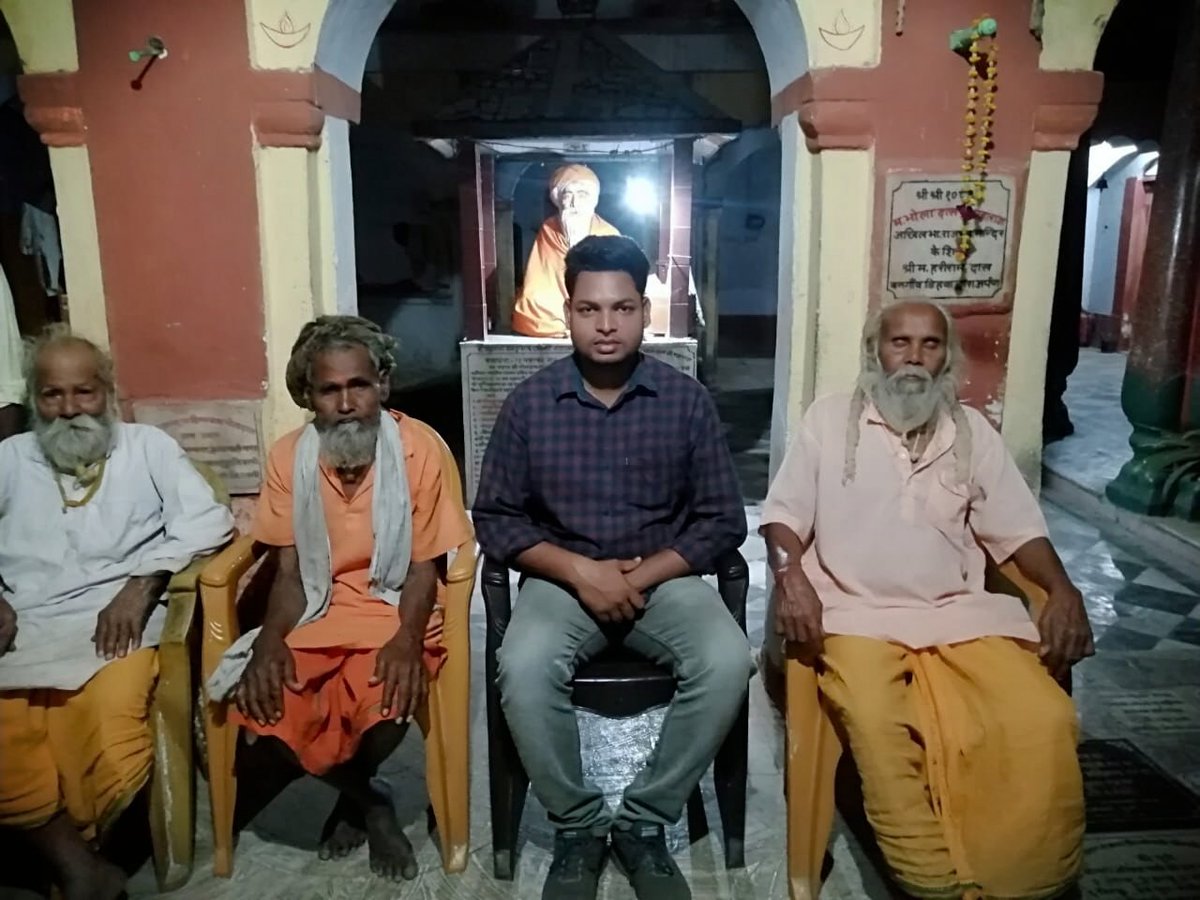 Sunilrajbharjlp's tweet photo. बीसवीं सदी में स्थापित राजभर समाज की धरोहर  #राजभर_क्षत्रिय_पंचायती_मंदिर_अयोध्या ,राजभर समाज के #महान_संत_स्वर्गीय_श्री_श्री_108_बाबा_भोला_दास_तपसी_दा���_महाराज जी द्वारा स्थापित ।

आज राजभर समाज के संतों  बीच में ।। https://t.co/eTy0rPKUFF