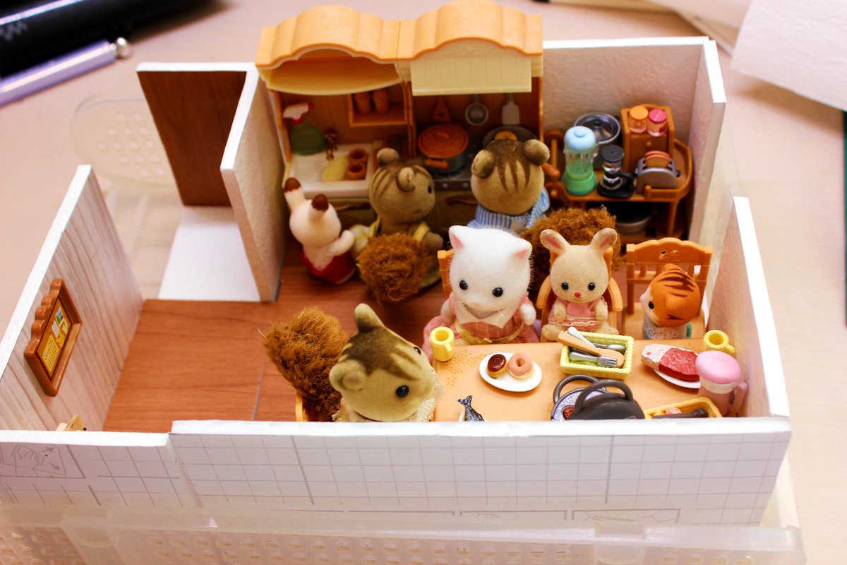 fQCwn4eGW8hyr7i's tweet photo. 物差しを使ってもまっすぐ線が引けない不器用女がミニチュアハウス作ってみた。

テーマは、『団地に住んでる大家族』 https://t.co/HywUcgfQVd