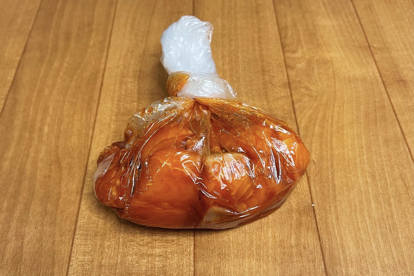 ピリッとくる辛さがたまらない？！簡単に作れる、サーモンを使った丼ものレシピ！