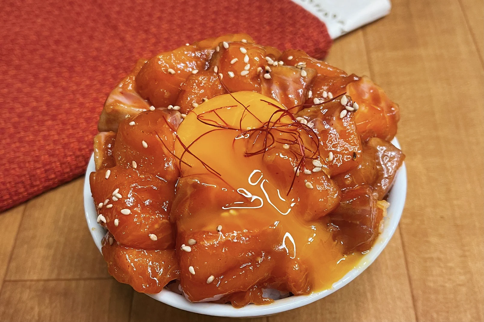 ピリッとくる辛さがたまらない？！簡単に作れる、サーモンを使った丼ものレシピ！