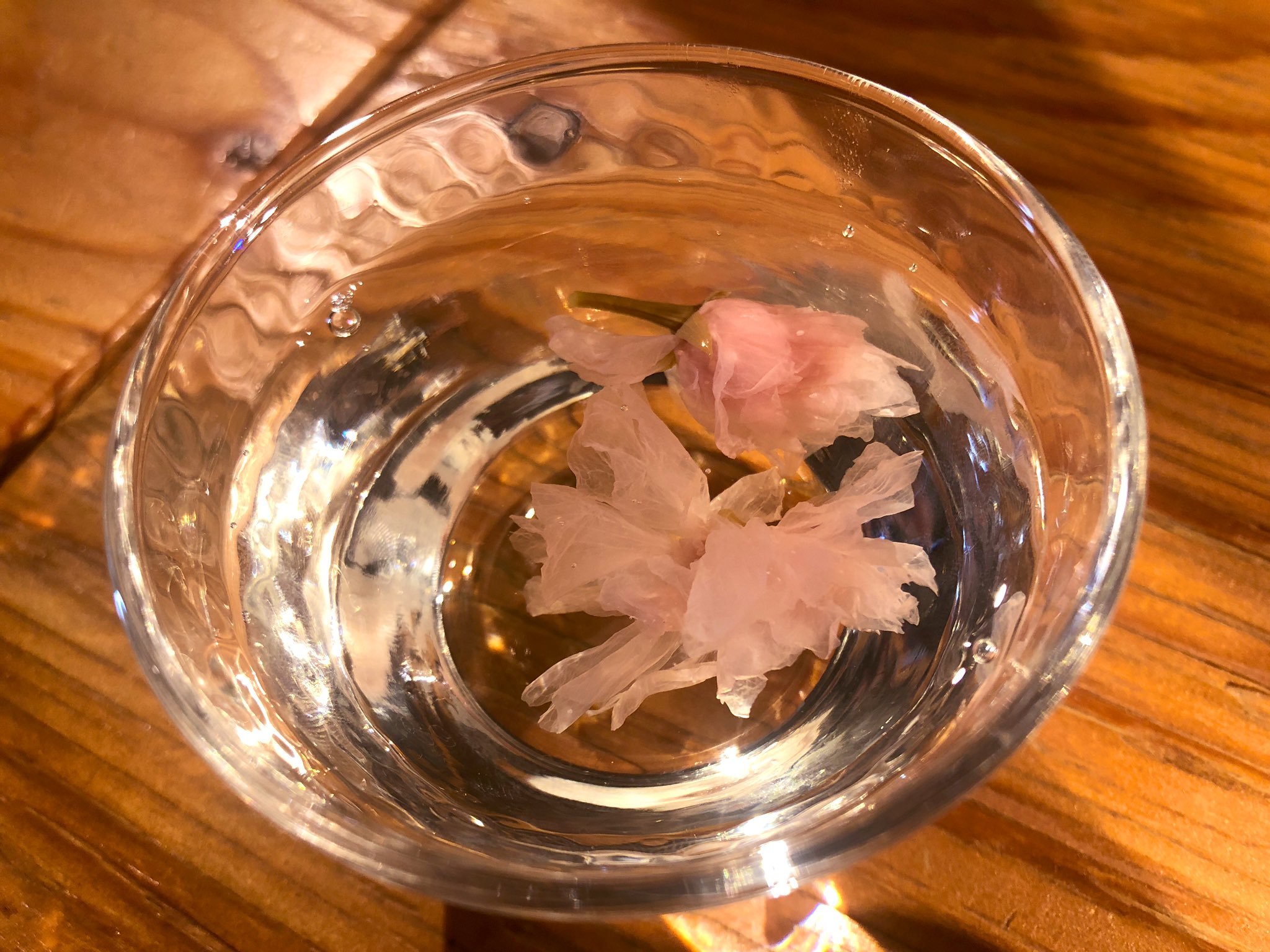 お酒ならkurand 桜酒 のつくり方 桜の塩漬け を水に5分ほど浸けて塩抜き 日本酒 に入れて軽く混ぜる ほんのり塩気と桜の香りがお酒に移り やさしい春の味