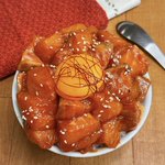 ピリッとくる辛さがたまらない？!簡単に作れる、サーモンを使った丼ものレシピ!