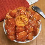 ピリッとくる辛さがたまらない？!簡単に作れる、サーモンを使った丼ものレシピ!