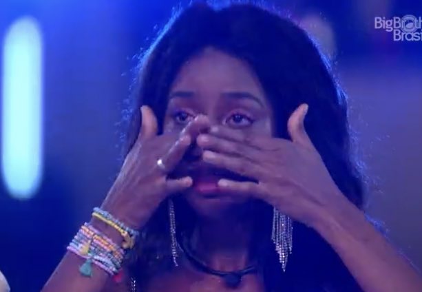 thaisdavis's tweet photo. Caras eu tô exatamente assim acompanhando a festa do Gil. Que dia maravilhoso meus amigos! A CACHORRADA DO GIL TÁ LINDA #BBB21 https://t.co/pDzrF6lLIx