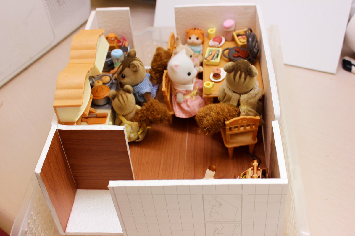 fQCwn4eGW8hyr7i's tweet photo. 物差しを使ってもまっすぐ線が引けない不器用女がミニチュアハウス作ってみた。

テーマは、『団地に住んでる大家族』 https://t.co/HywUcgfQVd