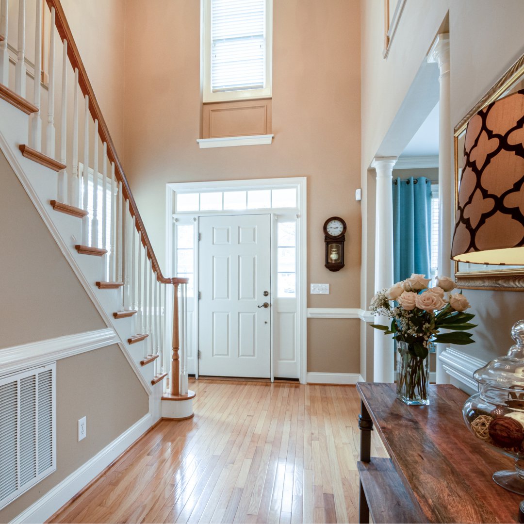 REMAXofBoulder's tweet photo. Our top priority is making sure each one of our clients receives top-notch service! #BoulderRealtor #realestate https://t.co/i8AfhKD3e4