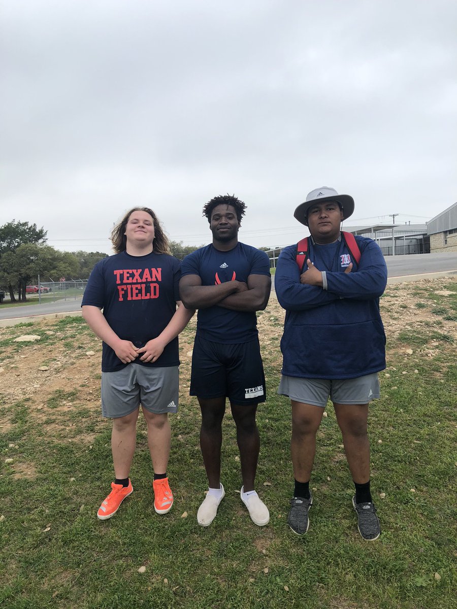 These shot putters went 1-2-3 today at the Texan Relays 💪🏼 <a href="/moses_wray/">moses wray</a> 47’11.5, Walt Gold 46’7, Ryan Rubio 44’3.5 #CleanSweep #TexanPride