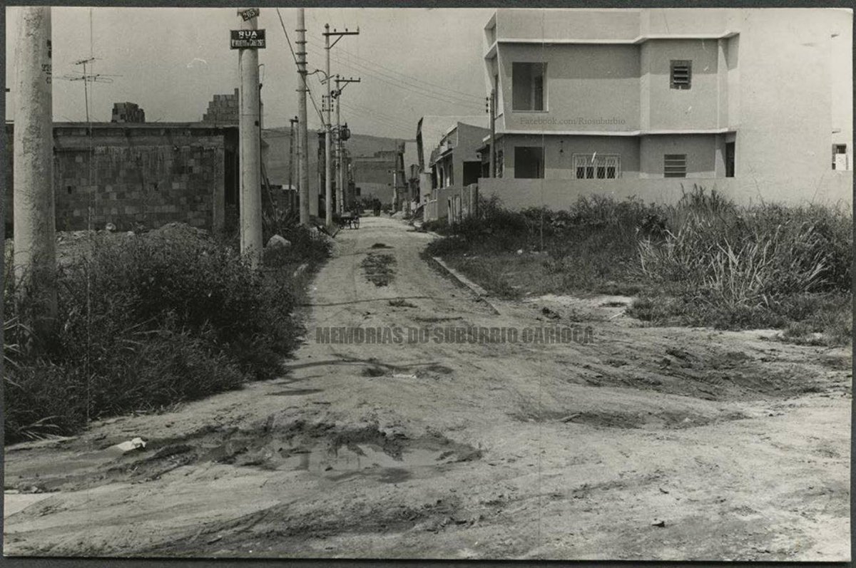 RioSuburbio's tweet photo. Olaria - 1968
Rua Comandante Vergueiro da Cruz, 265, em Olaria. A via, outrora chamada de Caminho de Maria Angú, ainda não possuía calçamento no trecho.
Acervo: @ArquivoBrasil
Curta #Riosuburbio
#Rio #olaria #orioantigo #oldrio #memoriasdosuburbio https://t.co/qINRqQ2t0V