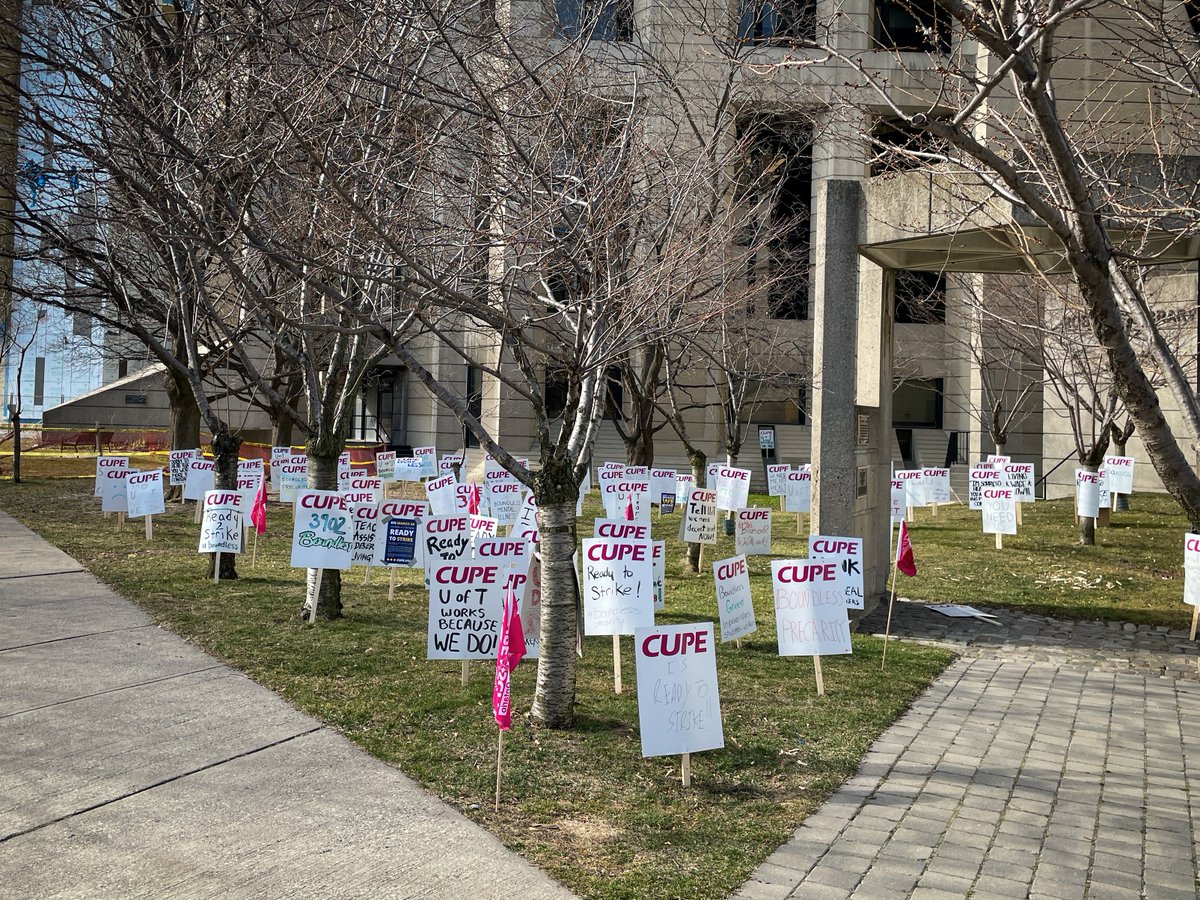 cupe3902's tweet photo. Our Sign Forest, made by members to tell @uoft that they are ready to strike! #uoft #boundless #oncol #cupe https://t.co/n7p71MgVe0