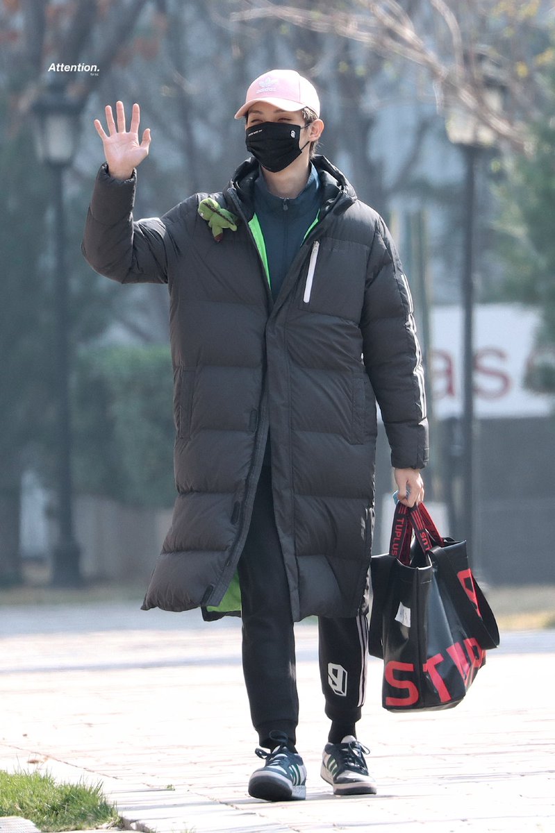 hourlyizhou's tweet photo. the pink cap is back today 🥺

© Attention • 罗一舟
#罗一舟 #LuoYizhou https://t.co/u8EilcyQ0L